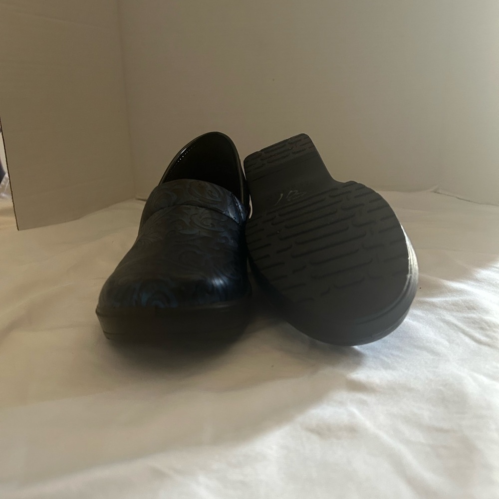 Easy Works by Easy Street Slip Resistant Clogs Black Embossed Comfort Shoes - Picture 6 of 6
